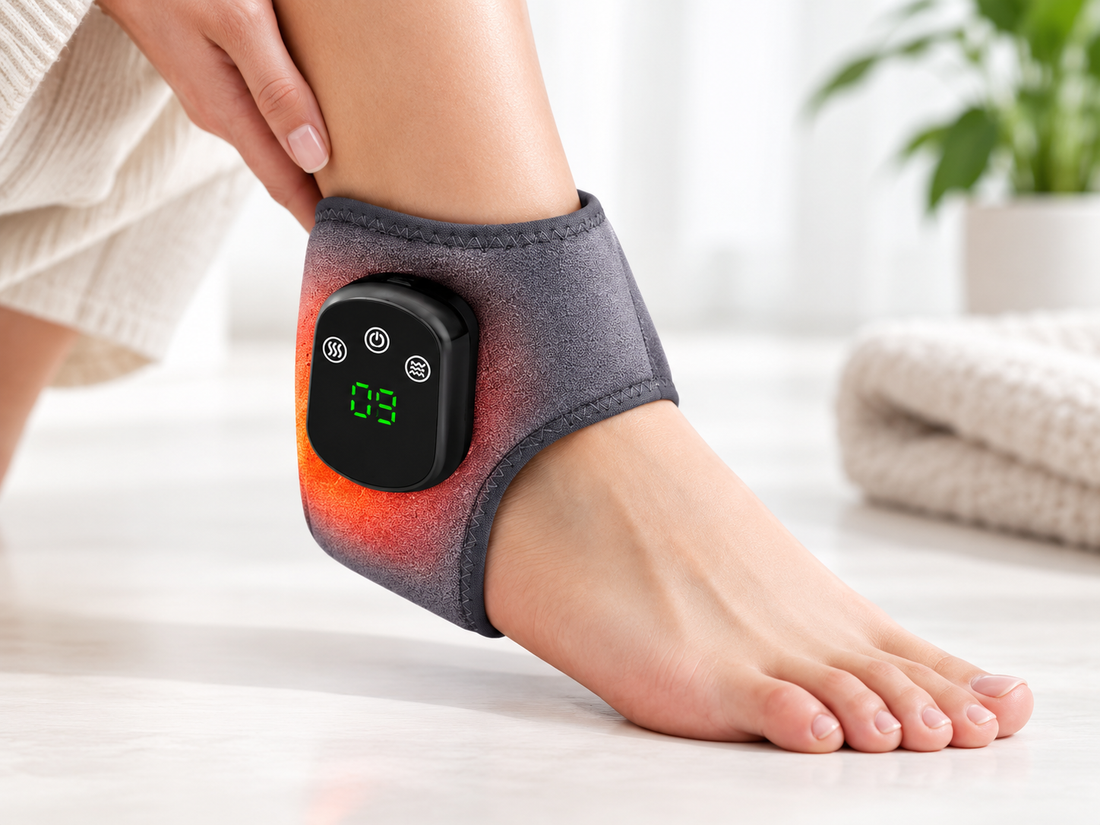 Healvo HeatPulse™ założony na kostkę — dłoń poprawia opaskę
